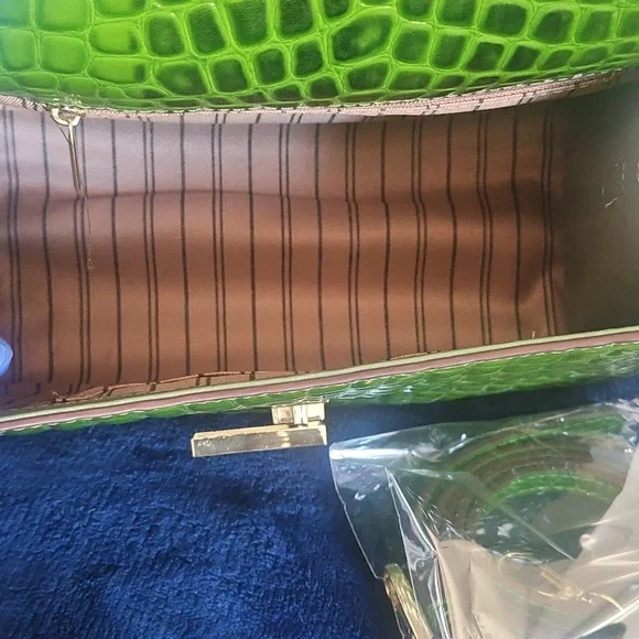 Green Patent Handbag - Picture 4 of 7